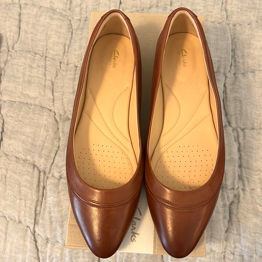Cognac Clarks flats in size 10M
